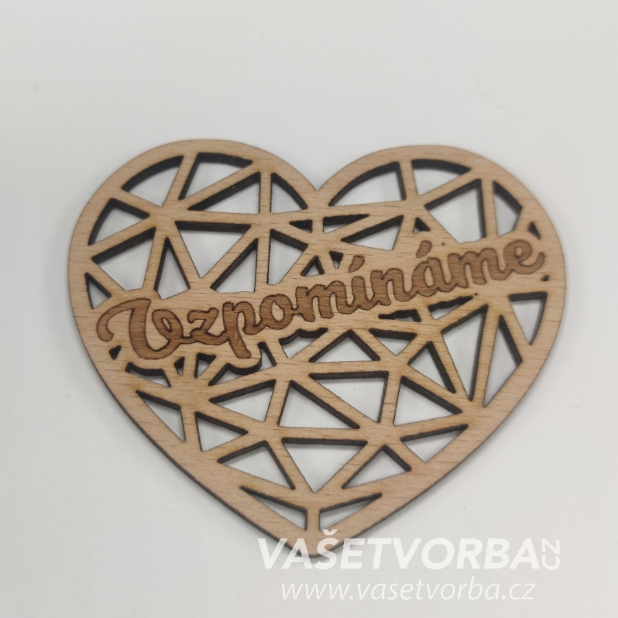 Dřevěné dekorativní geometrické srdce s textem VZPOMÍNÁME 5 cm