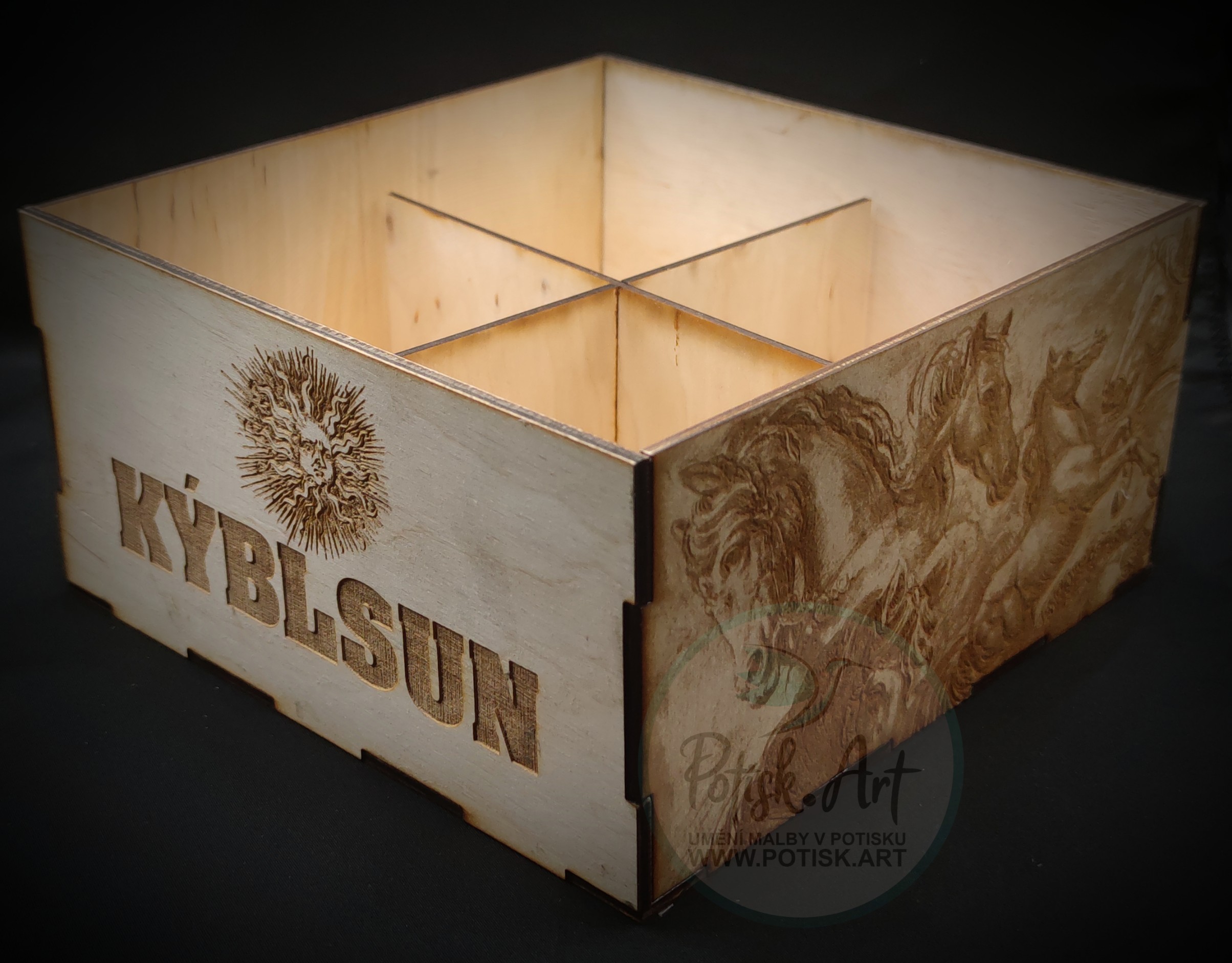Dřevěný box "KÝBLSUN" s motivem koňů 20x20x10cm, s víkem